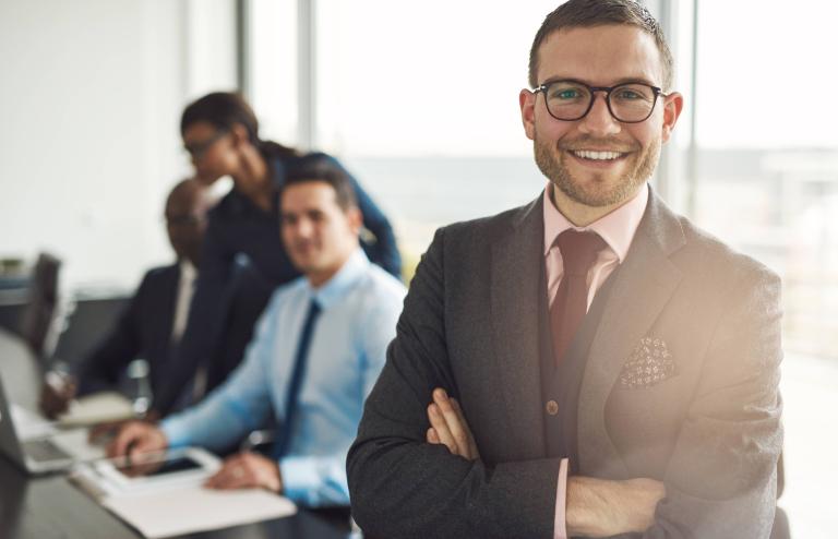 Personne en réunion souriant à la caméra