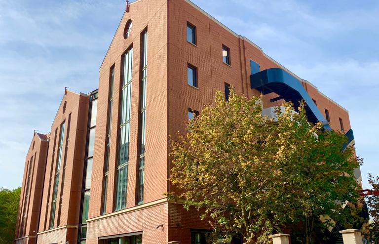 Campus de l'ESLSCA Business School en contre plongée