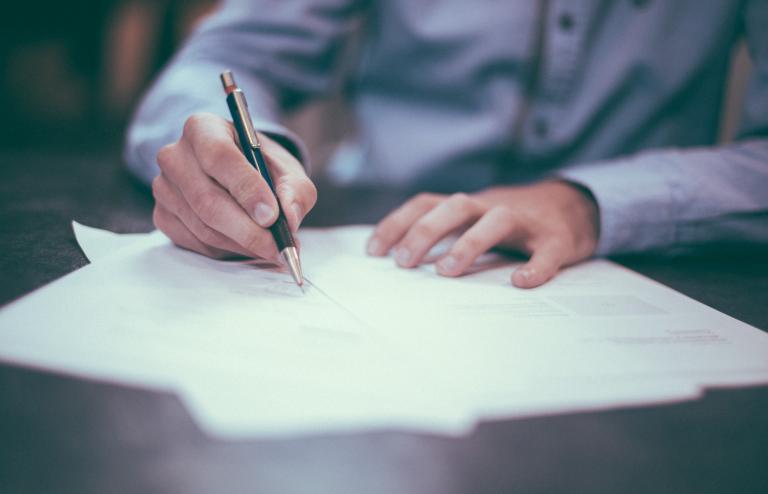 Raison 3 Personne rédigeant un texte assis à son bureau