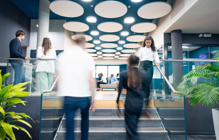 GROUPE ETUDIANTS ESLSCA ACCUEIL ESCALIER