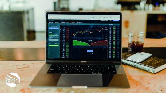 Ordinateur avec des courbes financières