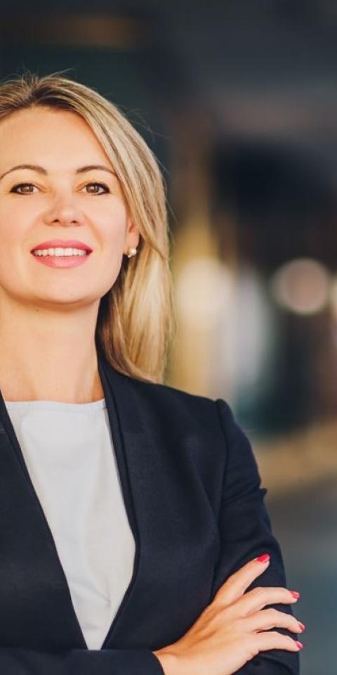 femme professionnelle costume travail
