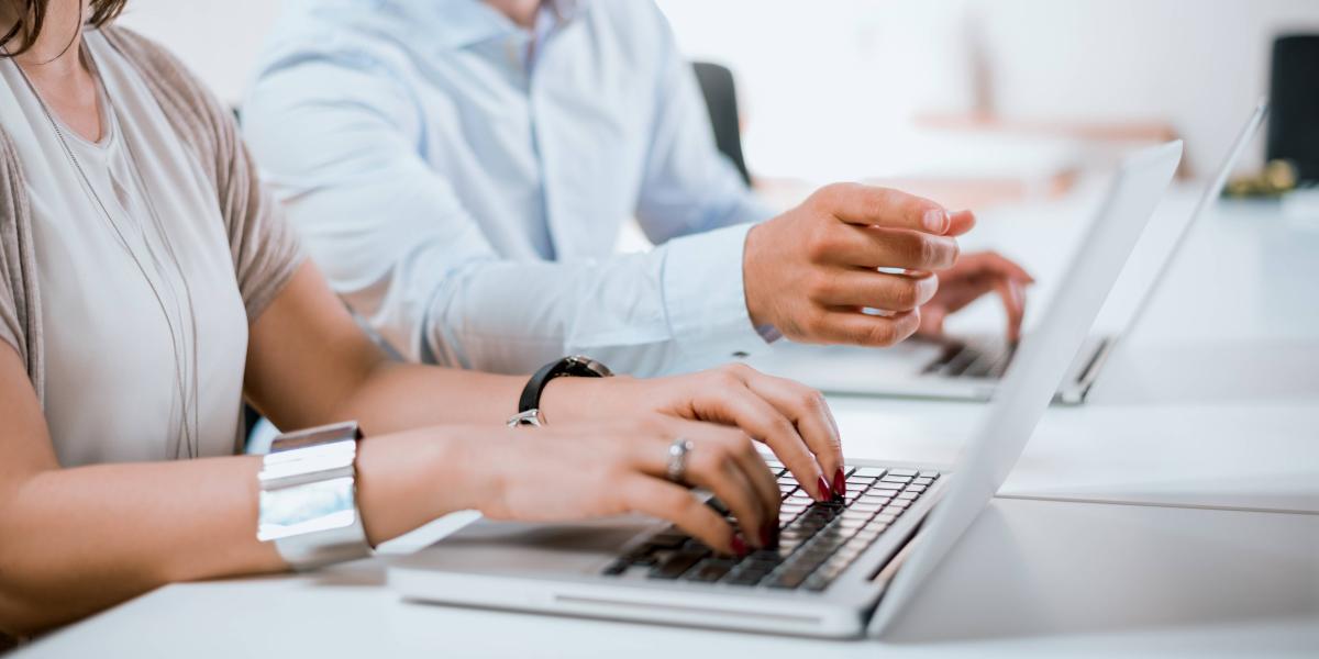 Personne à son bureau devant son ordinateur