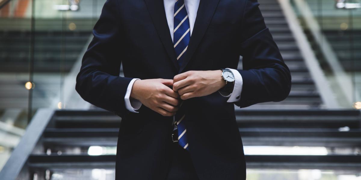 Personne réajustant son costume