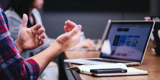 Etudiants ESLSCA travaillant faisant une présentation devant son ordinateur 