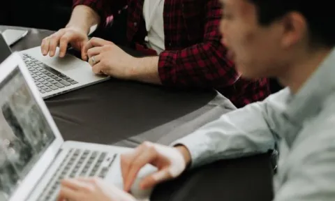 ETUDIANTS ORDINATEURS RECHERCHE TRAVAIL GROUPE