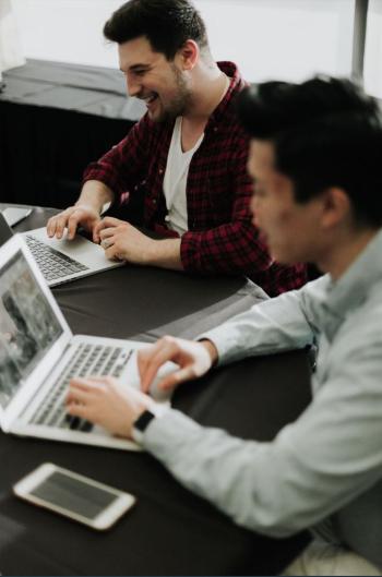 ETUDIANTS ORDINATEURS RECHERCHE TRAVAIL GROUPE